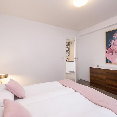 Blue And Green Apartment With Bright Pink Bedroom In Krakow By Noclegi Renters Extérieur photo