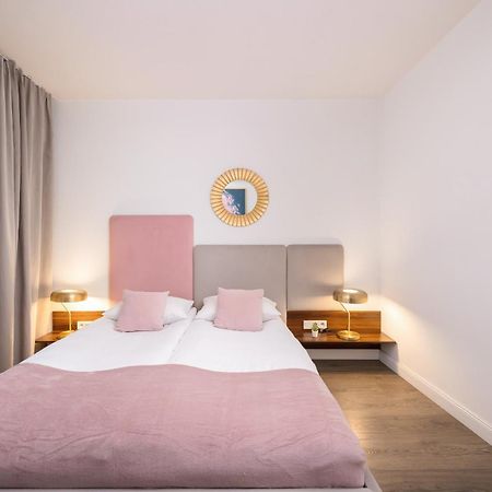 Blue And Green Apartment With Bright Pink Bedroom In Krakow By Noclegi Renters Extérieur photo