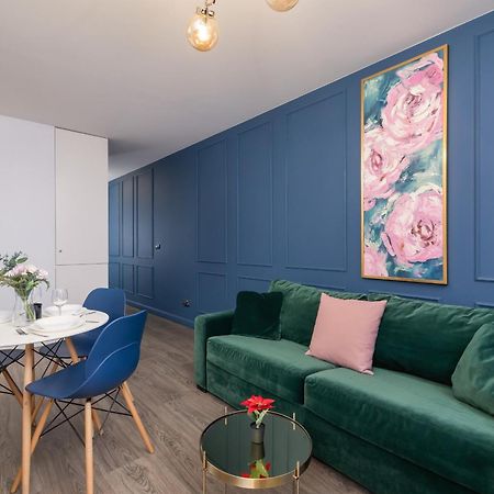 Blue And Green Apartment With Bright Pink Bedroom In Krakow By Noclegi Renters Extérieur photo