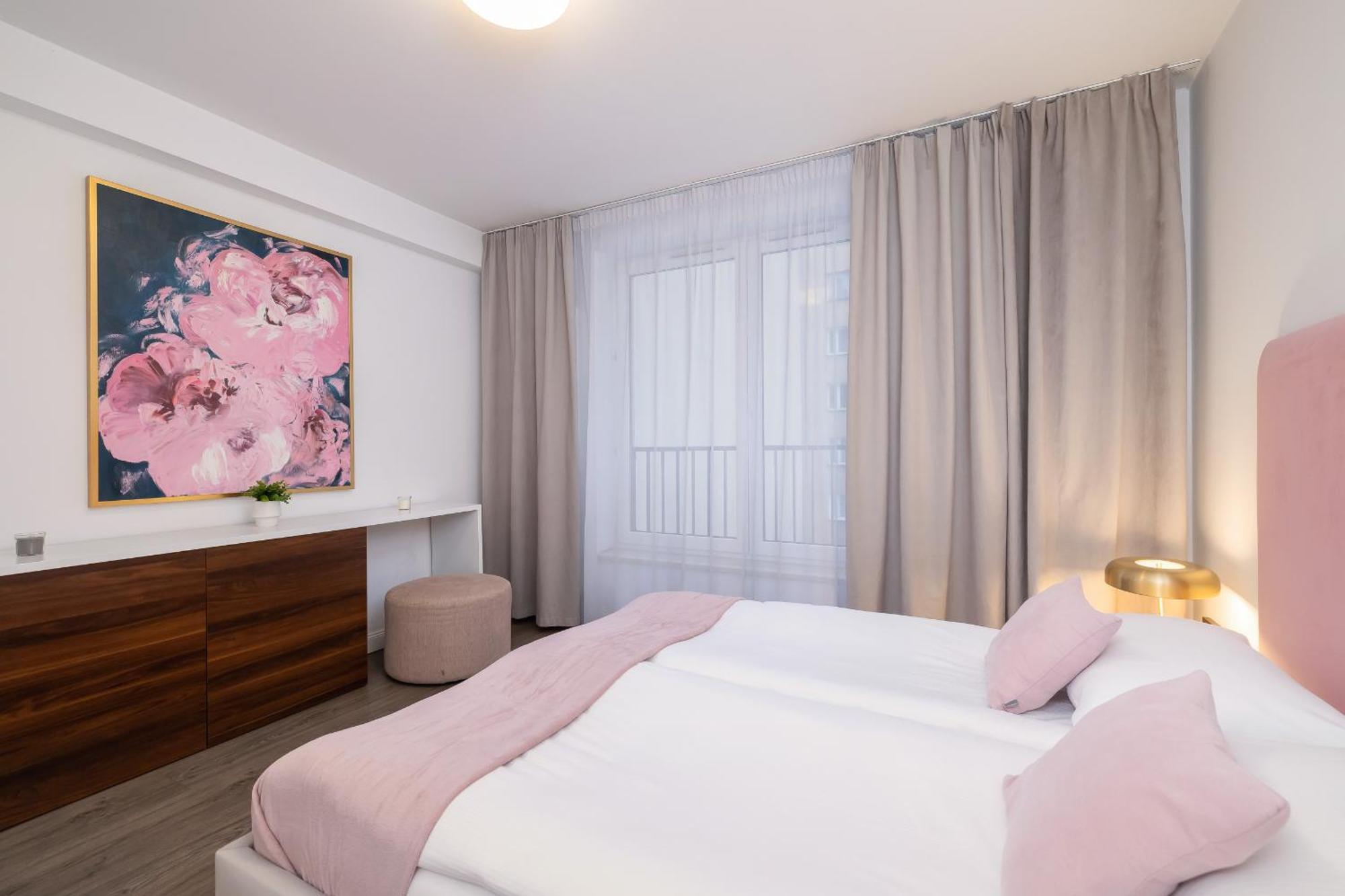 Blue And Green Apartment With Bright Pink Bedroom In Krakow By Noclegi Renters Extérieur photo