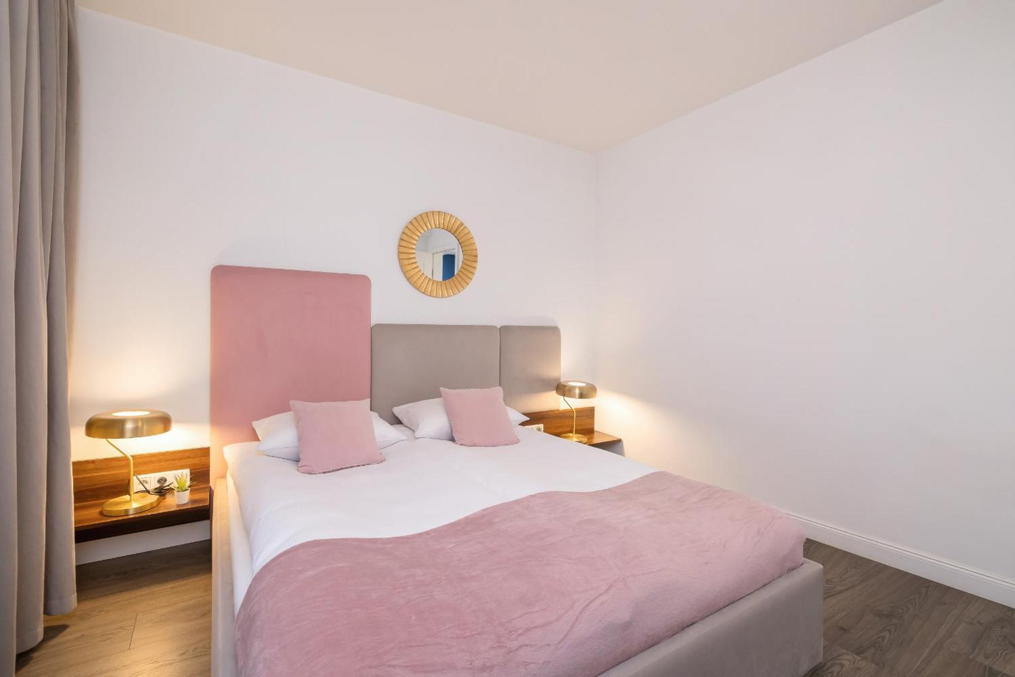 Blue And Green Apartment With Bright Pink Bedroom In Krakow By Noclegi Renters Extérieur photo
