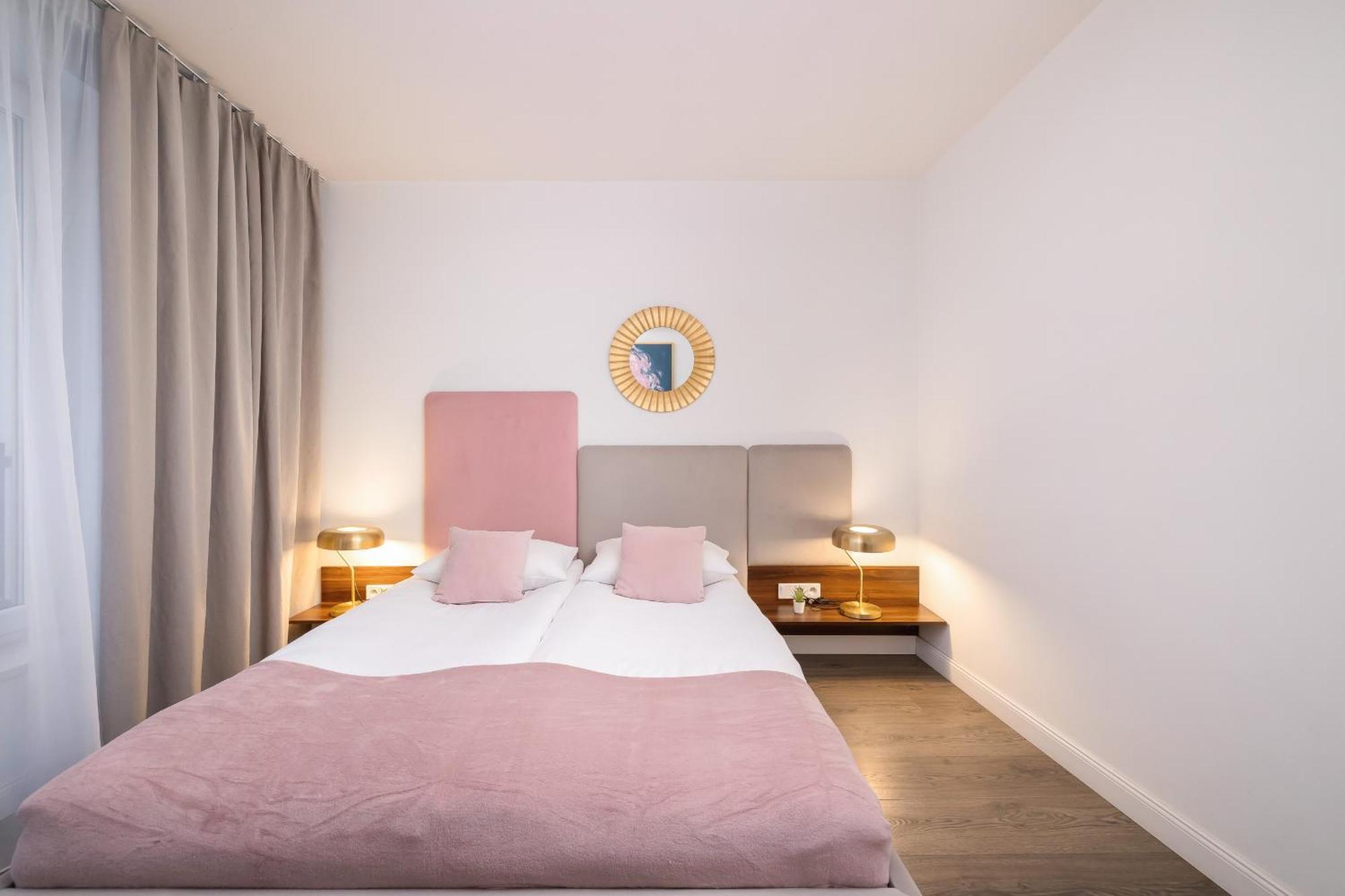 Blue And Green Apartment With Bright Pink Bedroom In Krakow By Noclegi Renters Extérieur photo
