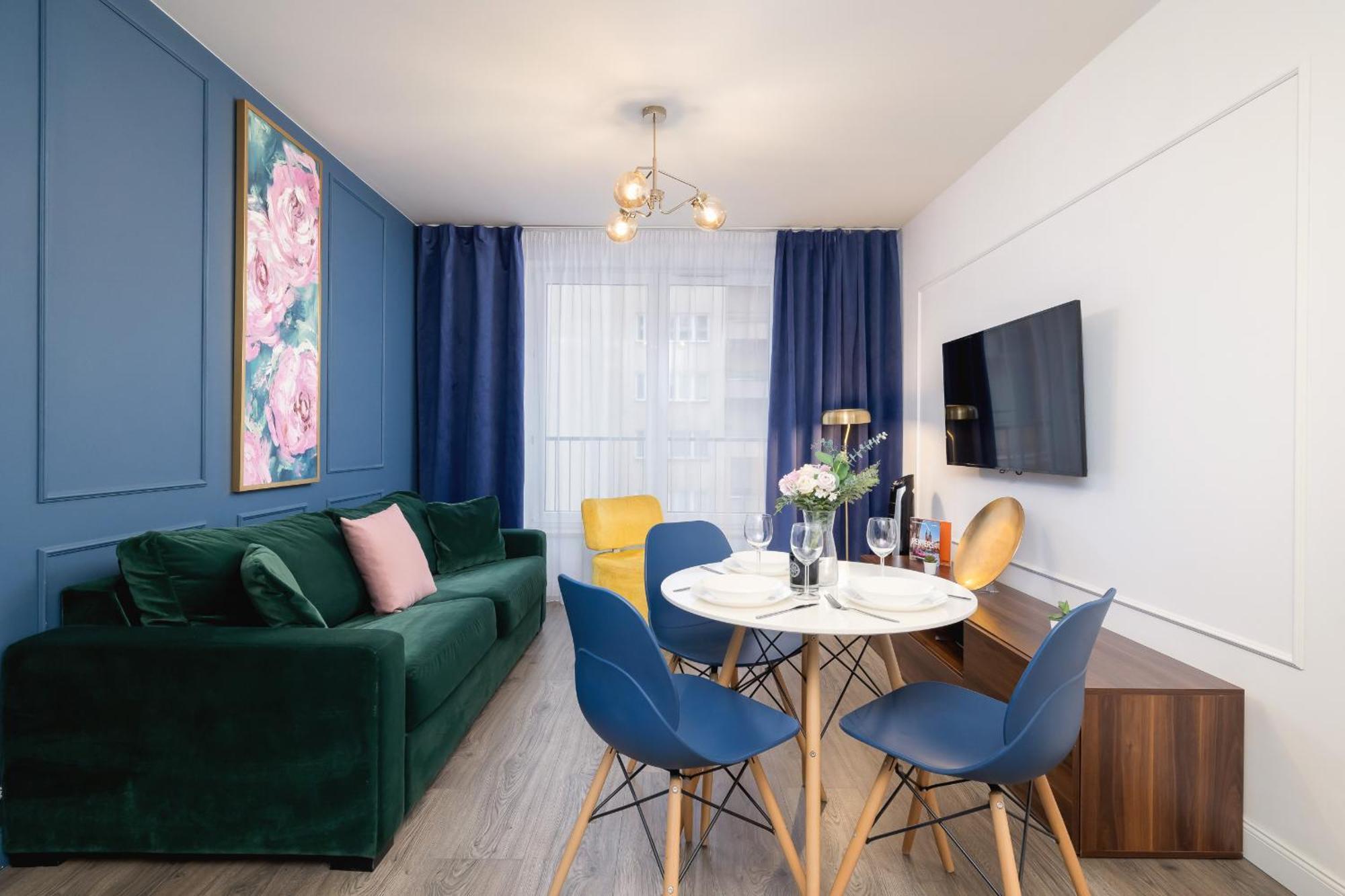 Blue And Green Apartment With Bright Pink Bedroom In Krakow By Noclegi Renters Extérieur photo
