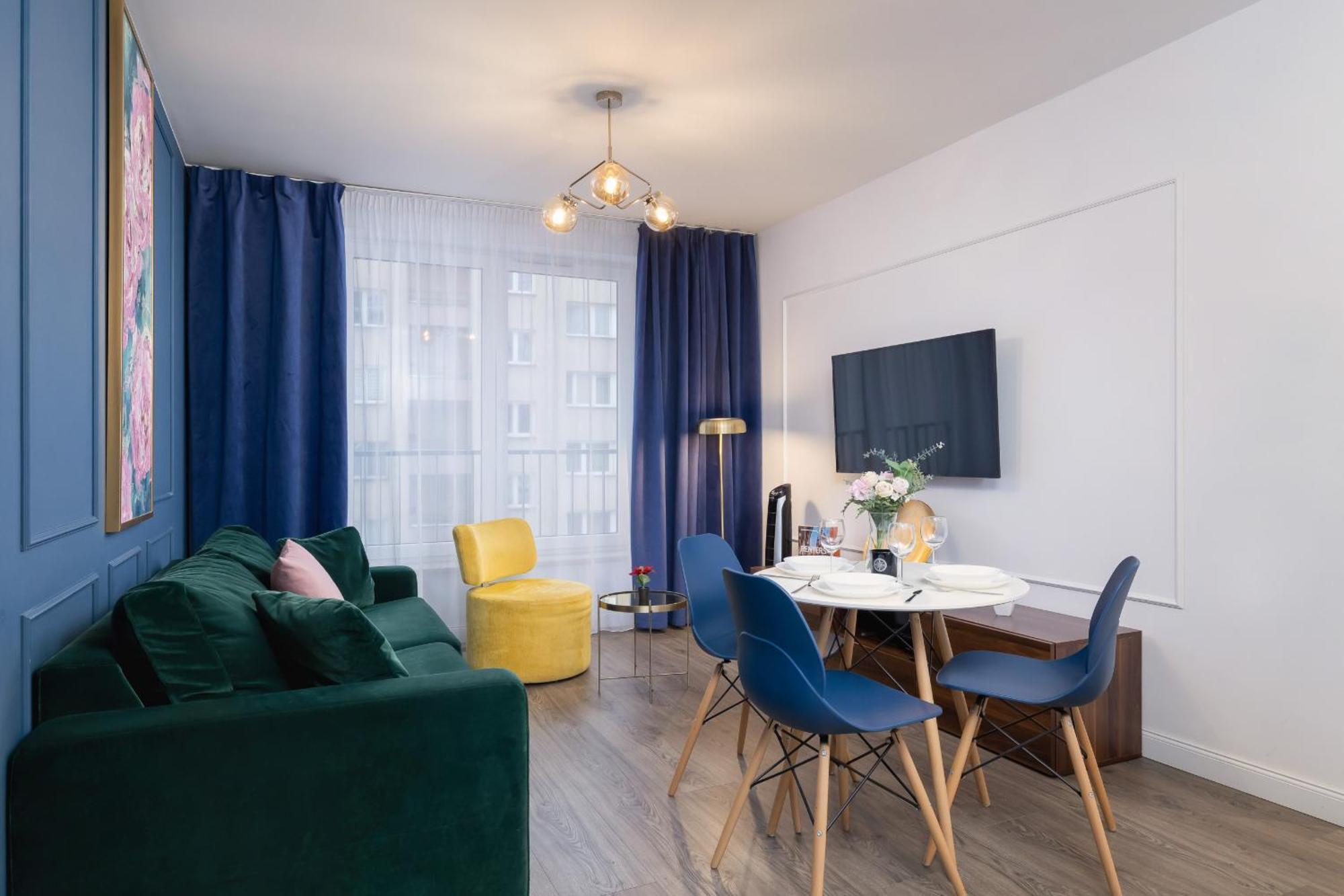 Blue And Green Apartment With Bright Pink Bedroom In Krakow By Noclegi Renters Extérieur photo