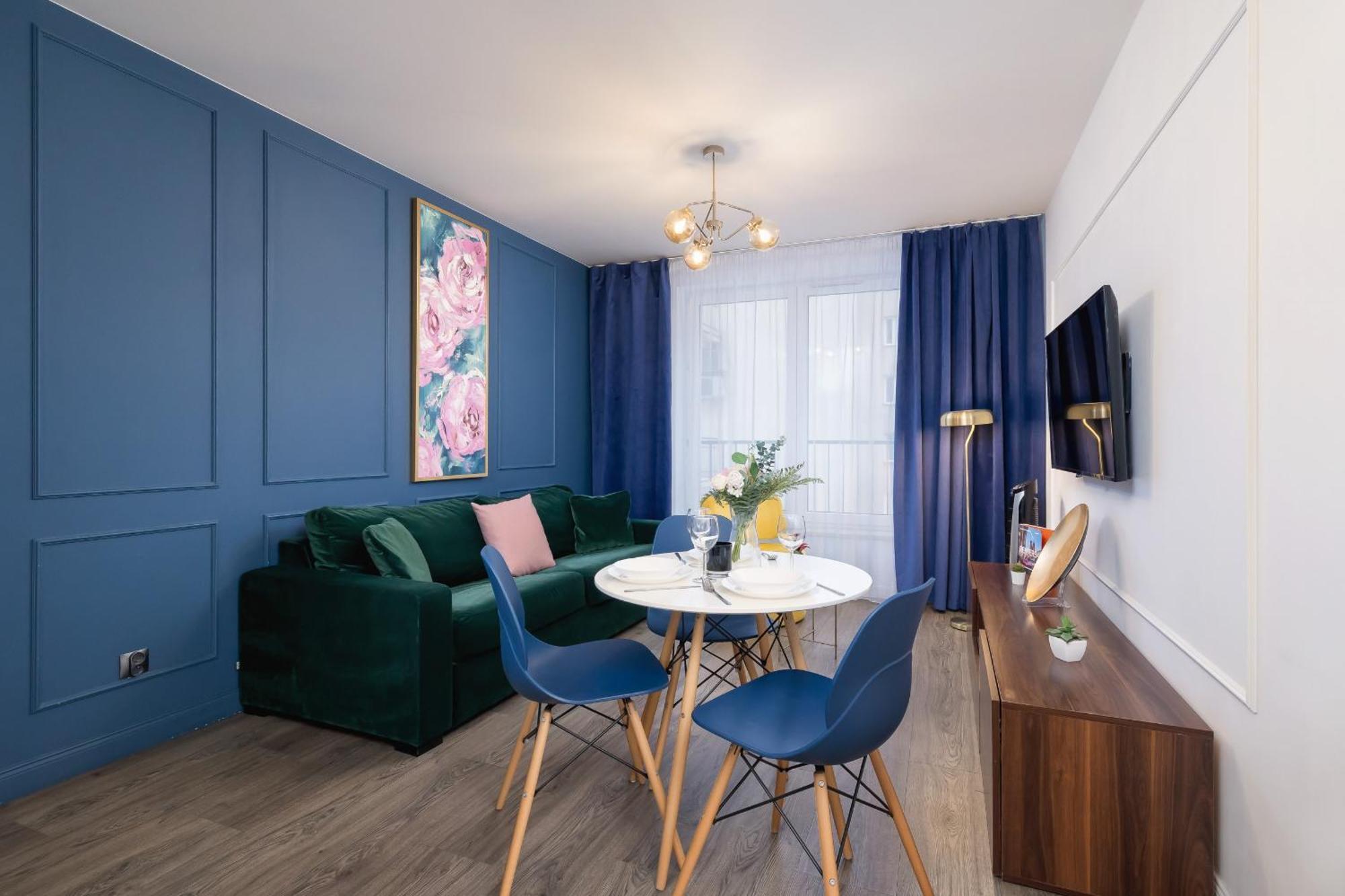 Blue And Green Apartment With Bright Pink Bedroom In Krakow By Noclegi Renters Extérieur photo