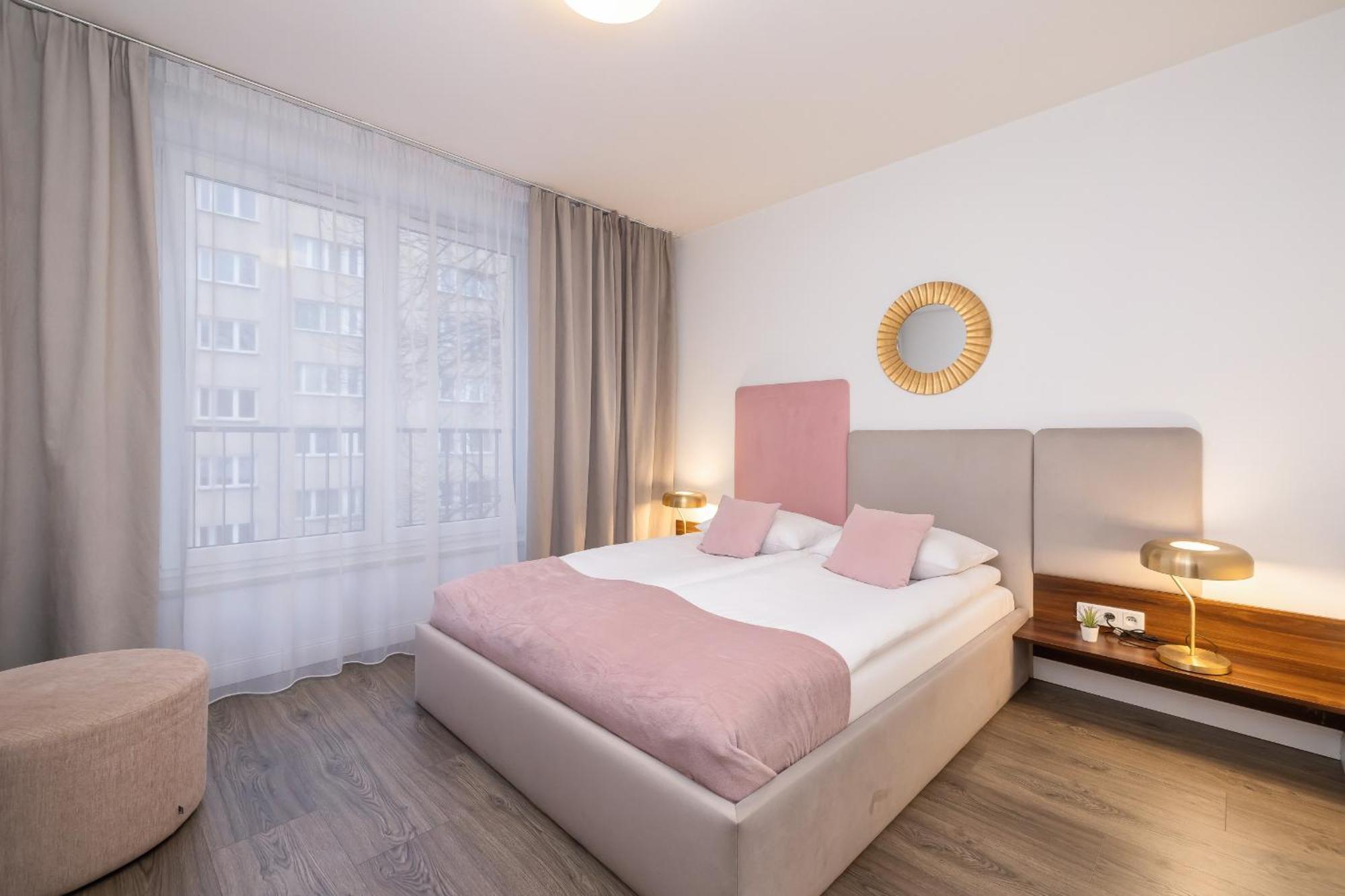 Blue And Green Apartment With Bright Pink Bedroom In Krakow By Noclegi Renters Extérieur photo